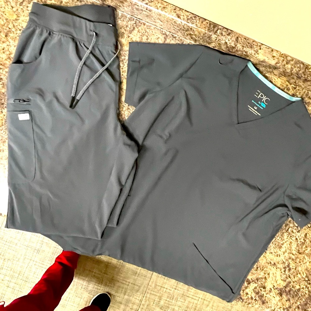 Epic Women’s Scrub Set in Dark Gray